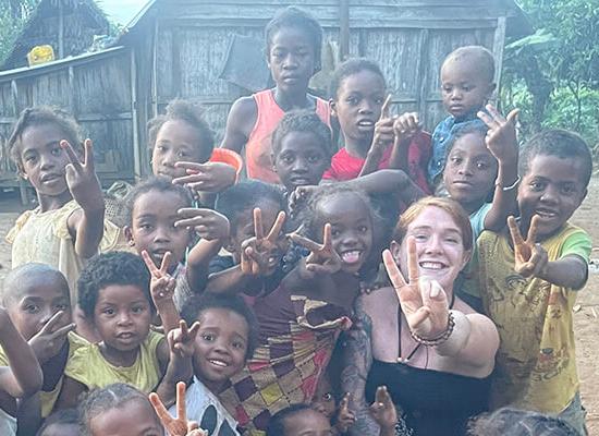 澳门新普京注册 alumna and Peace Corp volunteer Mackenzie Hafer in Madagascar with children